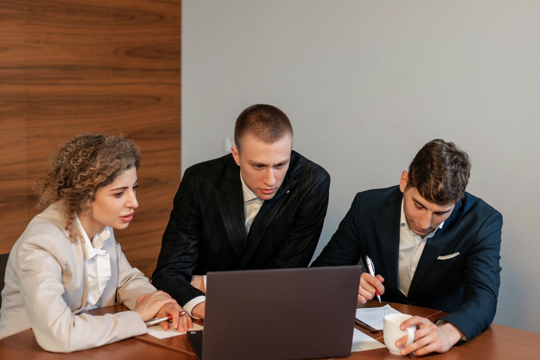 Een team dat samen productdata gebruikt om een besluit te nemen